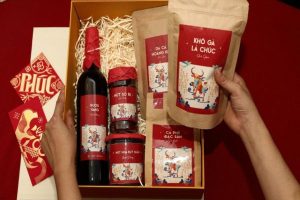 In tem dán giỏ quà Tết theo yêu cầu tại Hà Nội