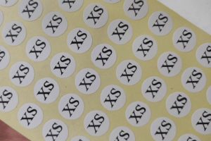 In tem dán size quần áo theo yêu cầu tại SHD